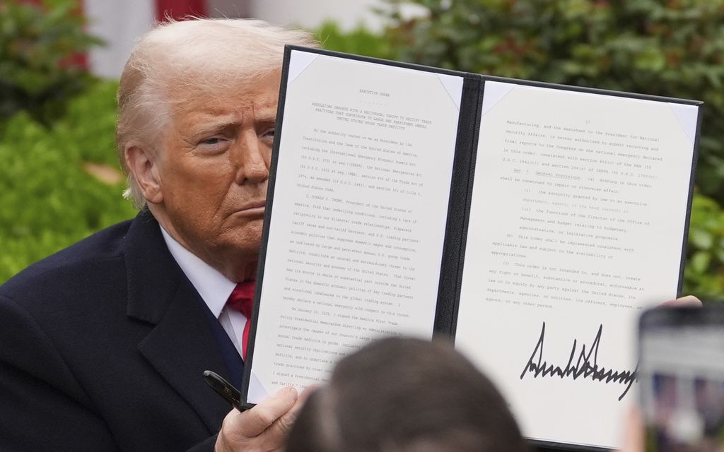 Tổng thống Donald Trump công bố thuế đối ứng năm 2025