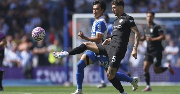 John Stones thiếu tốc độ tranh chấp