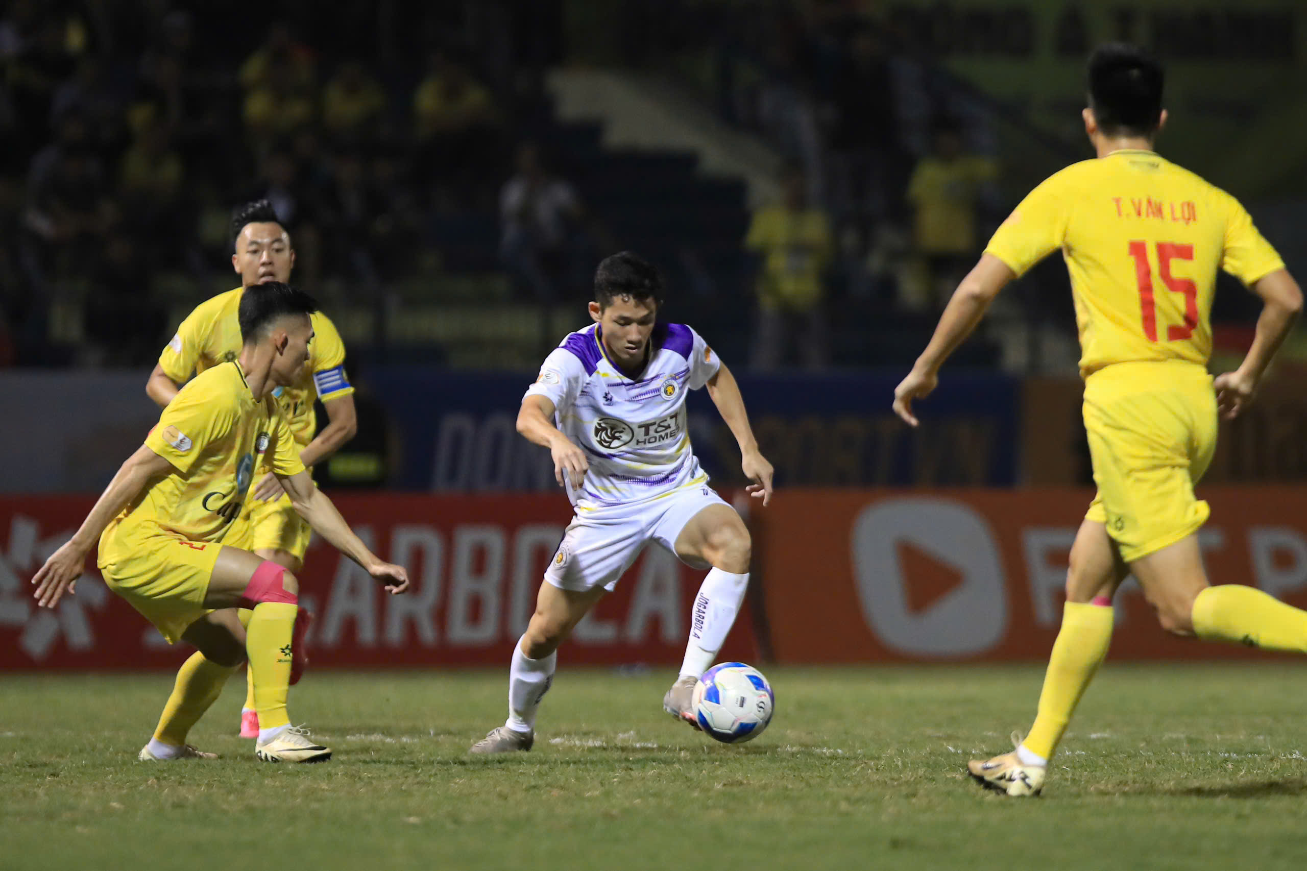 Thanh Hóa và Hà Nội FC khởi đầu bết bát với các HLV ngoại.