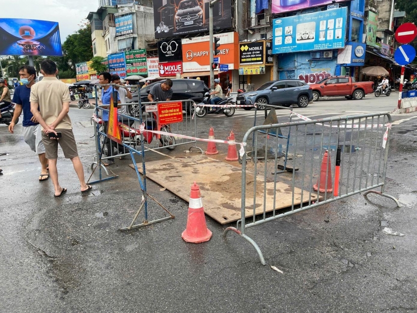 Xe ô tô mắc kẹt trong hố sụt ở Hà Nội
