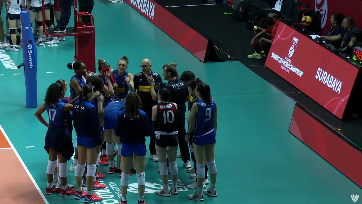 Sau giờ nghỉ set 3, U.21 Ý đã lấy lại tinh thần