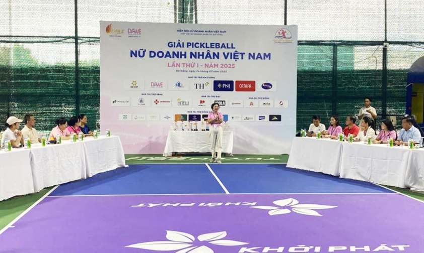 Hình ảnh nữ doanh nhân tham gia giải đấu Pickleball