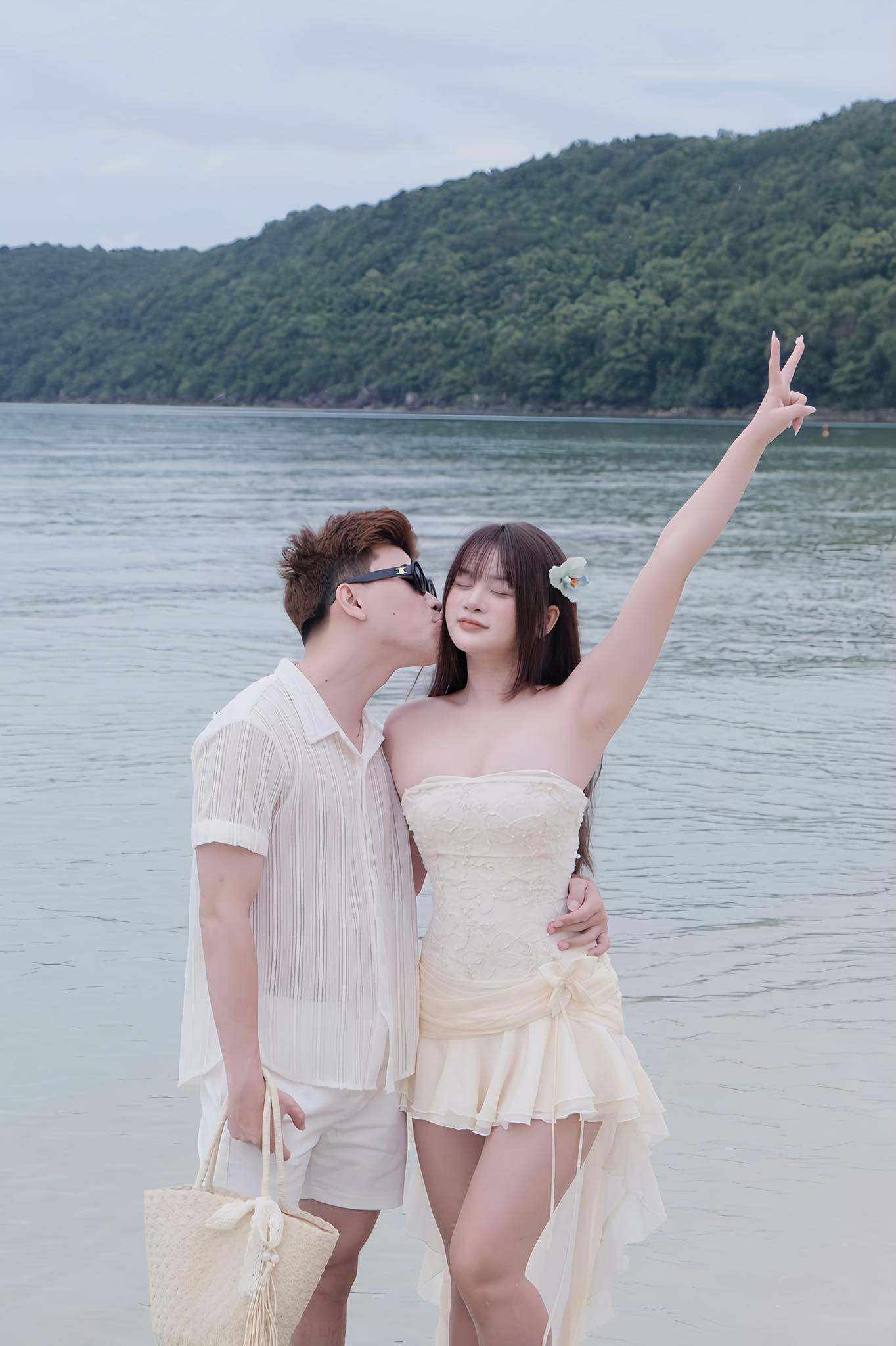 Lyly Sury khoe quà tặng từ bạn trai