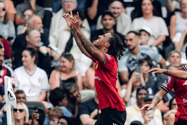 Yoro phạm lỗi trước bàn thắng của Man United