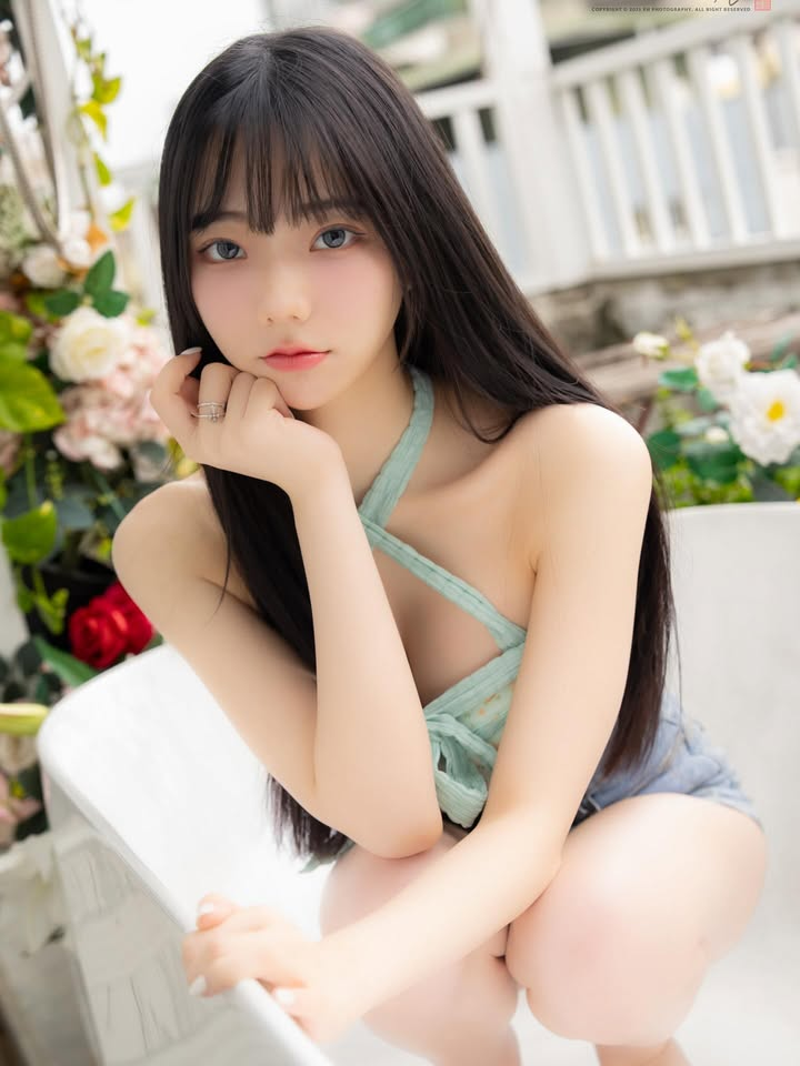 Ba năm liên tiếp nằm trong top 100 hot girl nổi bật, cô nàng gợi cảm bất ngờ 