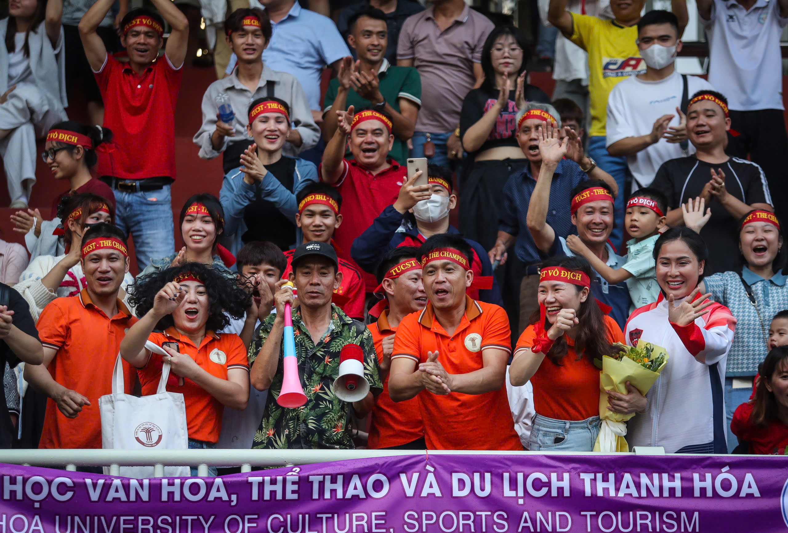 Ngày chung kết, 30.3, đội Trường ĐH VH-TT-DL Thanh Hóa vô địch, bà con quê hương Thanh Hóa tới TP.HCM cổ vũ đã vỡ òa niềm vui