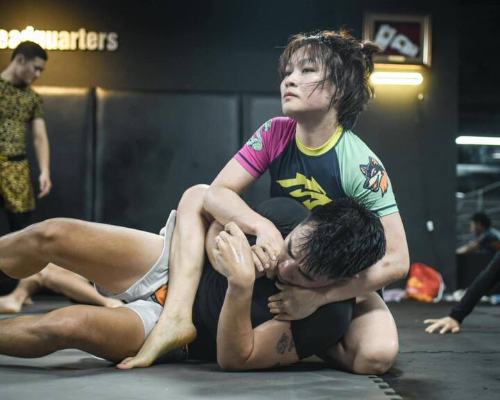 Cô gái văn phòng tập MMA tại câu lạc bộ Vietnam Top Team