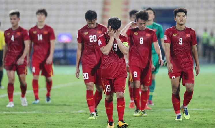 Quang Hải và đồng đội buồn bã rời sân sau thất bại 1-2 trước Triều Tiên tại U23 châu Á 2020. Quang Hải và đồng đội buồn bã rời sân sau thất bại 1-2 trước Triều Tiên tại U23 châu Á 2020.