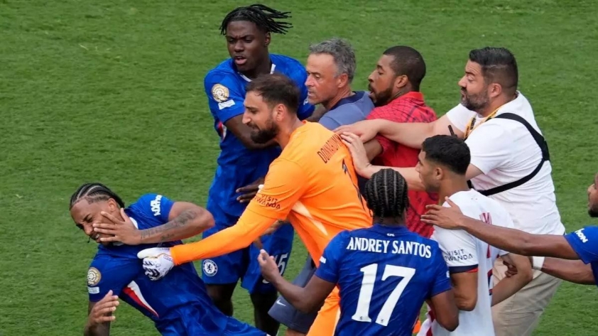 HLV Luis Enrique đánh cầu thủ Chelsea