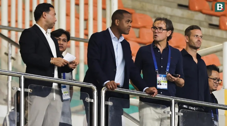 Huấn luyện viên Kluivert kiểm tra phong độ cầu thủ