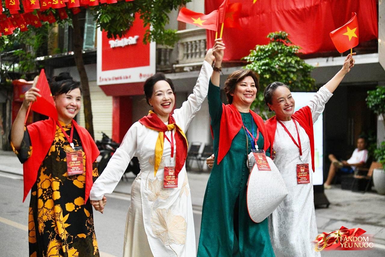 Khoảnh khắc NSND Lan Hương - NSND Lê Khanh cùng các nghệ sĩ diện áo dài, vẫy tay lan toả tinh thần tự hào
