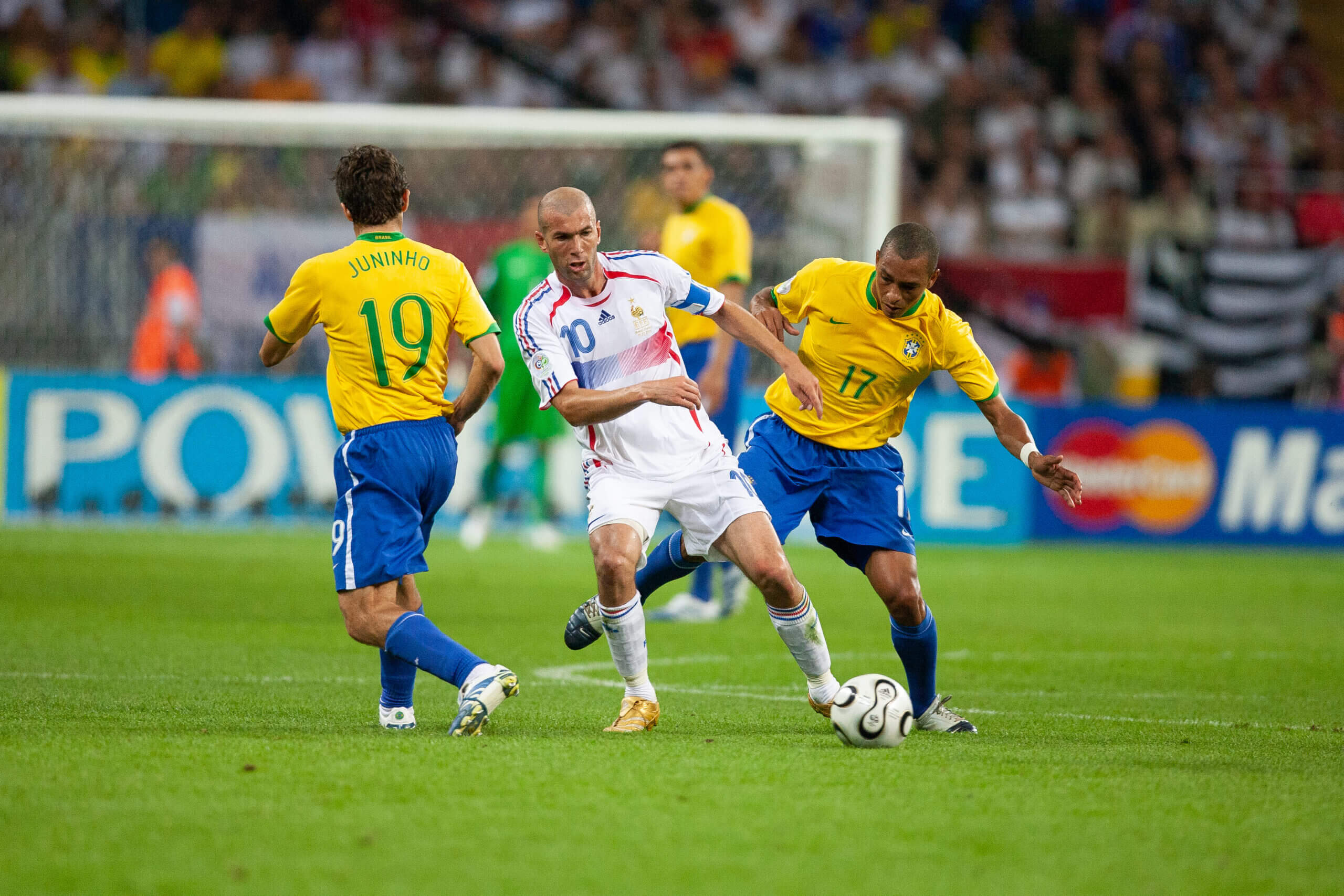 Zidane giữa vòng vây các cầu thủ Brazil.
