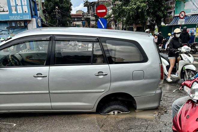 Mặt đường sụt lún tại nút giao Đê La Thành - Nguyễn Chí Thanh