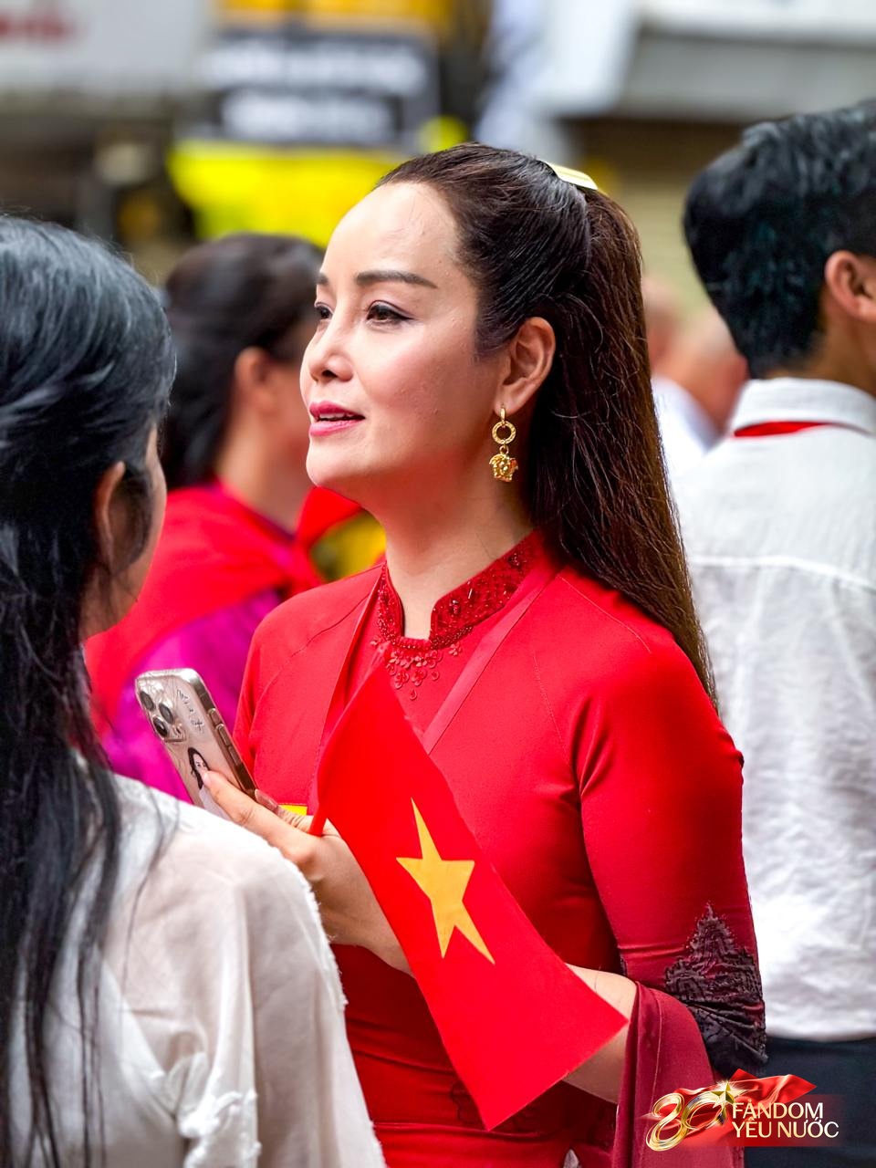 Nghệ sĩ Mai Thu Huyền diện áo dài đỏ rực