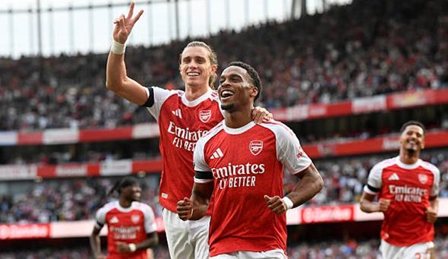 Arsenal hành quân đến Anfield