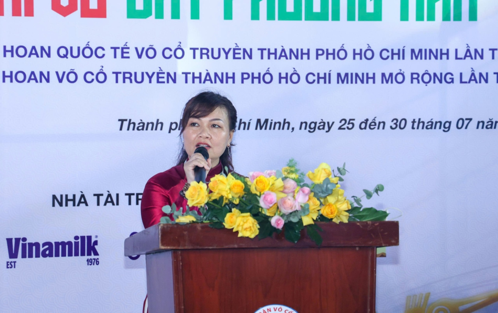 Võ sư Hà Thị Yến Oanh, Chủ tich Liên đoàn Võ cổ truyền TP.HCM phát biểu tại Lễ khai mạc