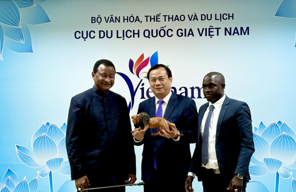 Trao quà lưu niệm