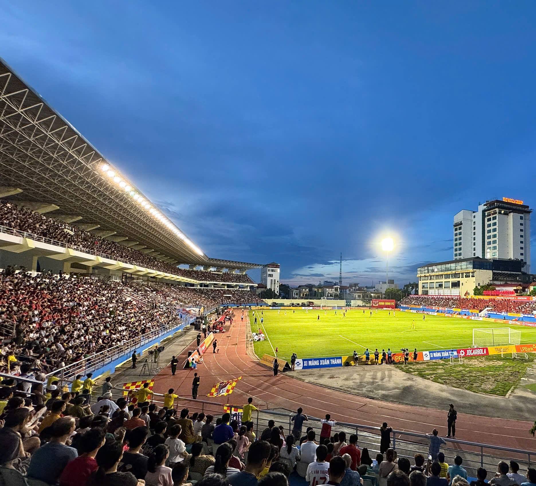 Hình ảnh ấn tượng trên sân Ninh Bình trong ngày đội bóng trở lại V.League.