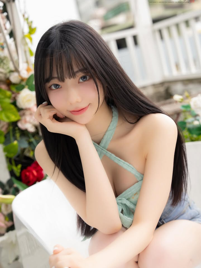 Ba năm liên tiếp nằm trong top 100 hot girl nổi bật, cô nàng gợi cảm bất ngờ 