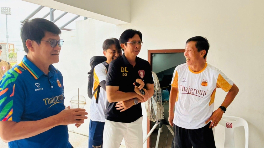 Hình ảnh HLV Dusit Chalermsan và cầu thủ HAGL