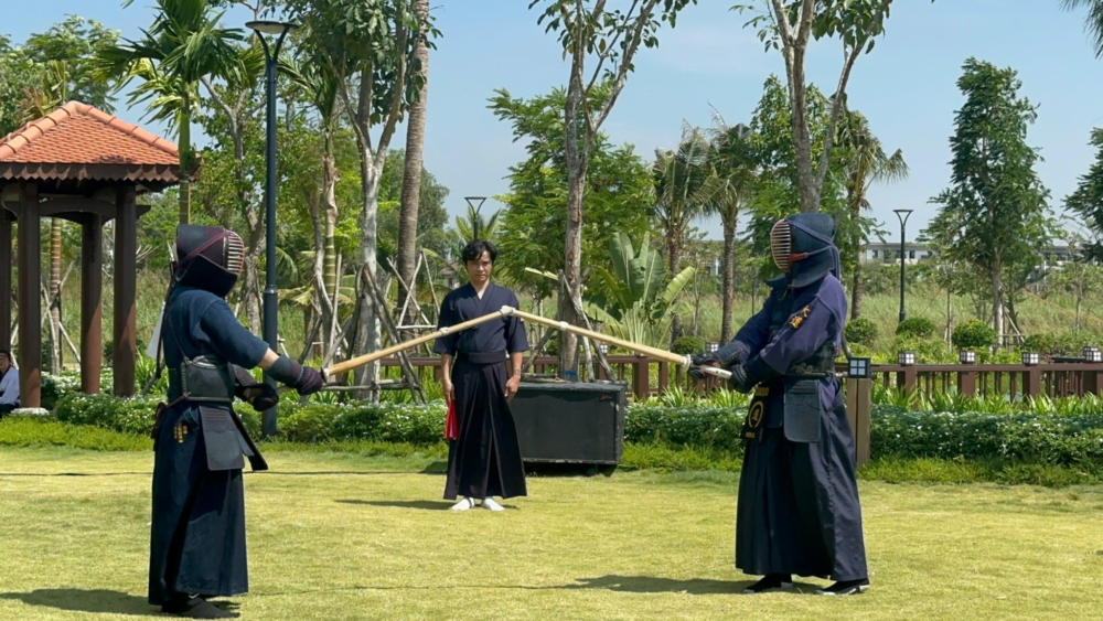 Võ sĩ Kendo tập luyện kỹ thuật kiếm tre