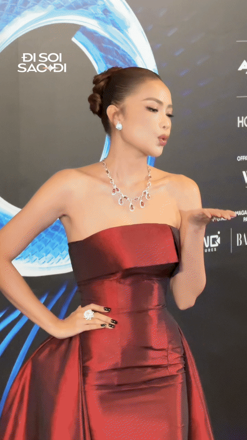 Hoa hậu Ngọc Châu mặc đầm đỏ tại họp báo Miss Cosmo 2025