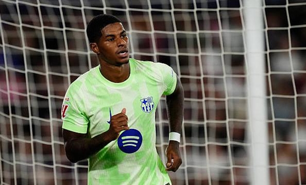 Marcus Rashford bị rút ra ngay sau hiệp một.