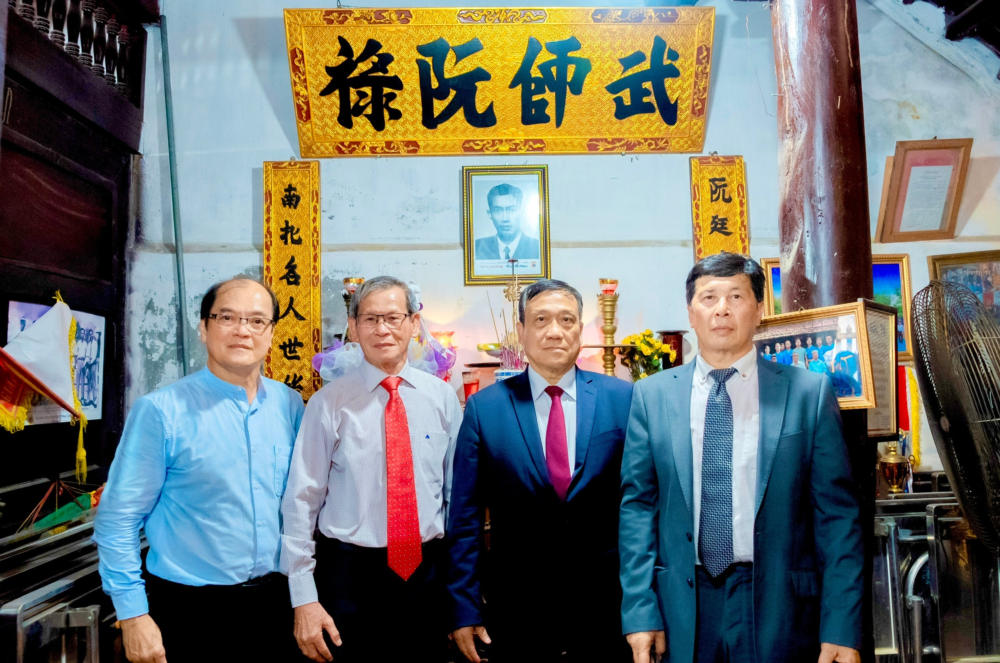 Võ sư Trần Nguyên Đạo và Võ sư Châu Minh Hay chụp ảnh trước bàn thờ Sáng tổ Nguyễn Lộc