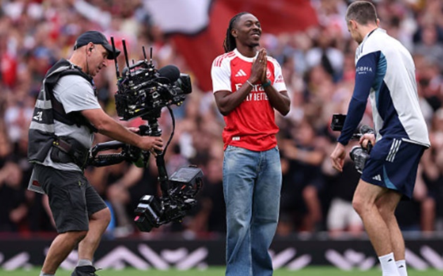Eze mặc áo Arsenal đầy tự hào
