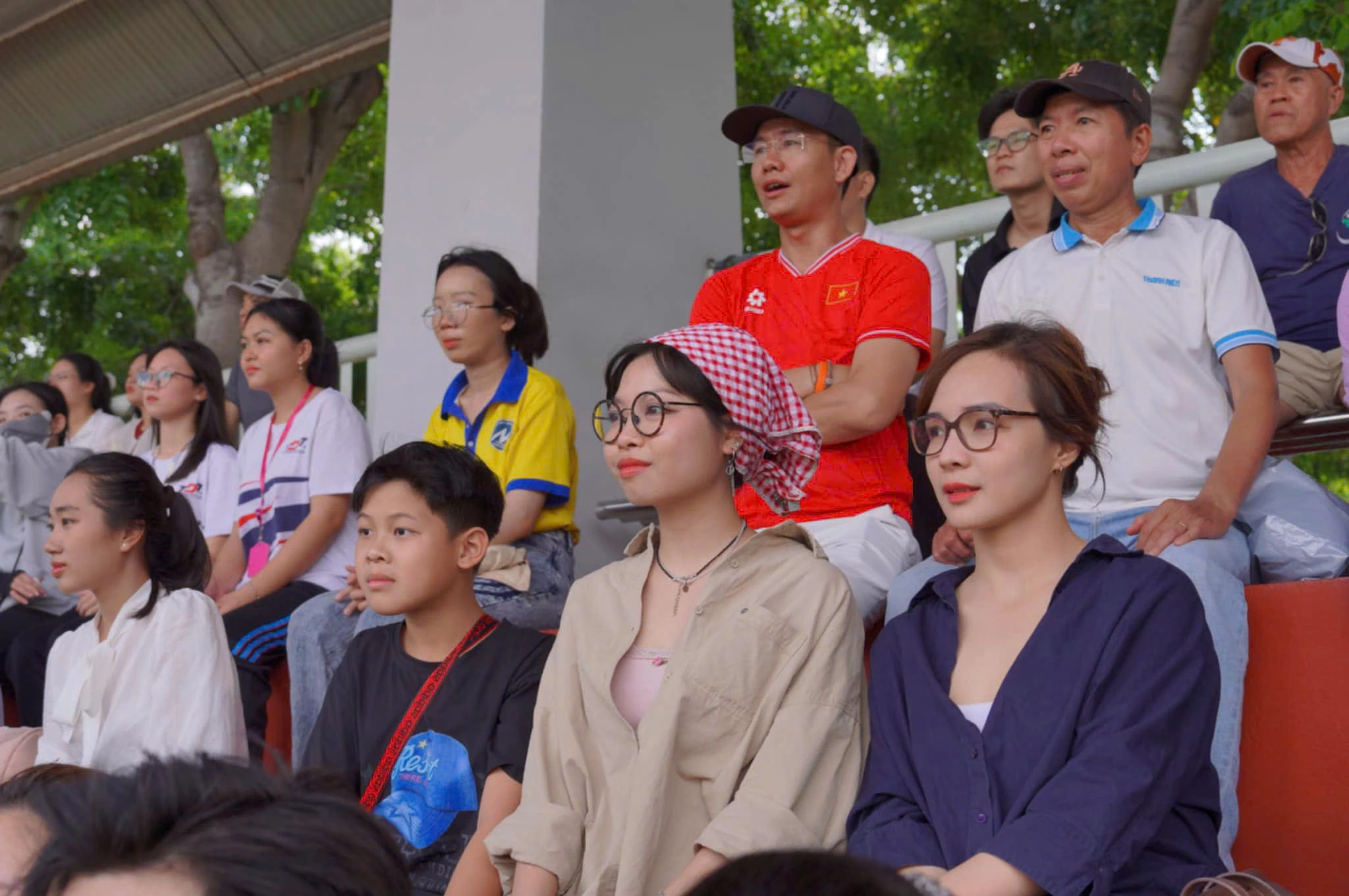 Khán đài Trường ĐH Tôn Đức Thắng những ngày diễn ra TNSV quốc tế 2025 - cúp THACO luôn đông nghịt người. Trong ảnh là chị Nguyễn Ngọc Huyền, giảng viên tiếng Anh, Trường ĐH Tôn Đức Thắng (bìa phải) cùng bạn của mình ra sân cổ vũ cho cả hai đội trong trận chung kết