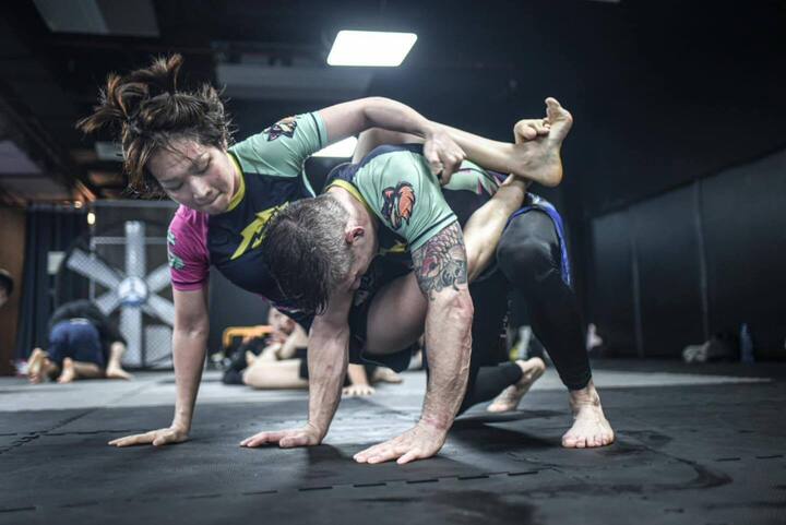 Phạm Văn Nam hướng dẫn kỹ thuật MMA cho Hoàng Hằng