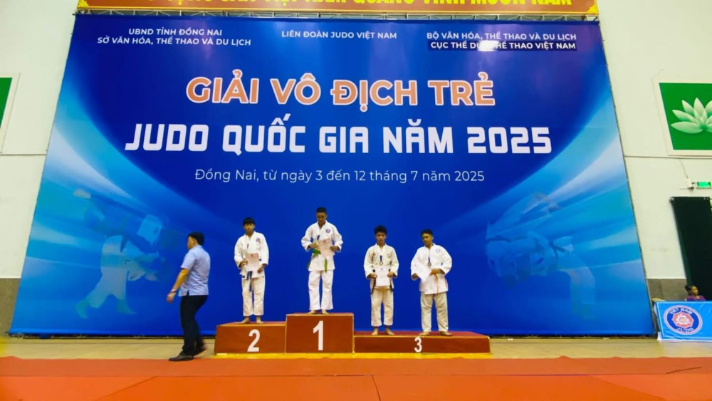 Huấn luyện viên đang hướng dẫn vận động viên trẻ
