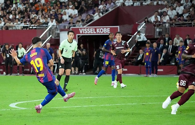 Barca luôn dâng cao đội hình để chiếm lợi thế quân số.