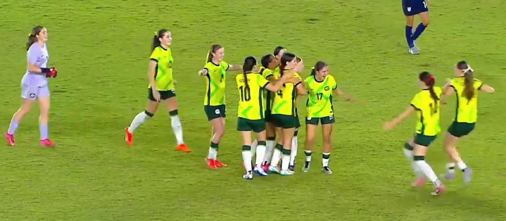 U16 Australia ăn mừng chiến thắng