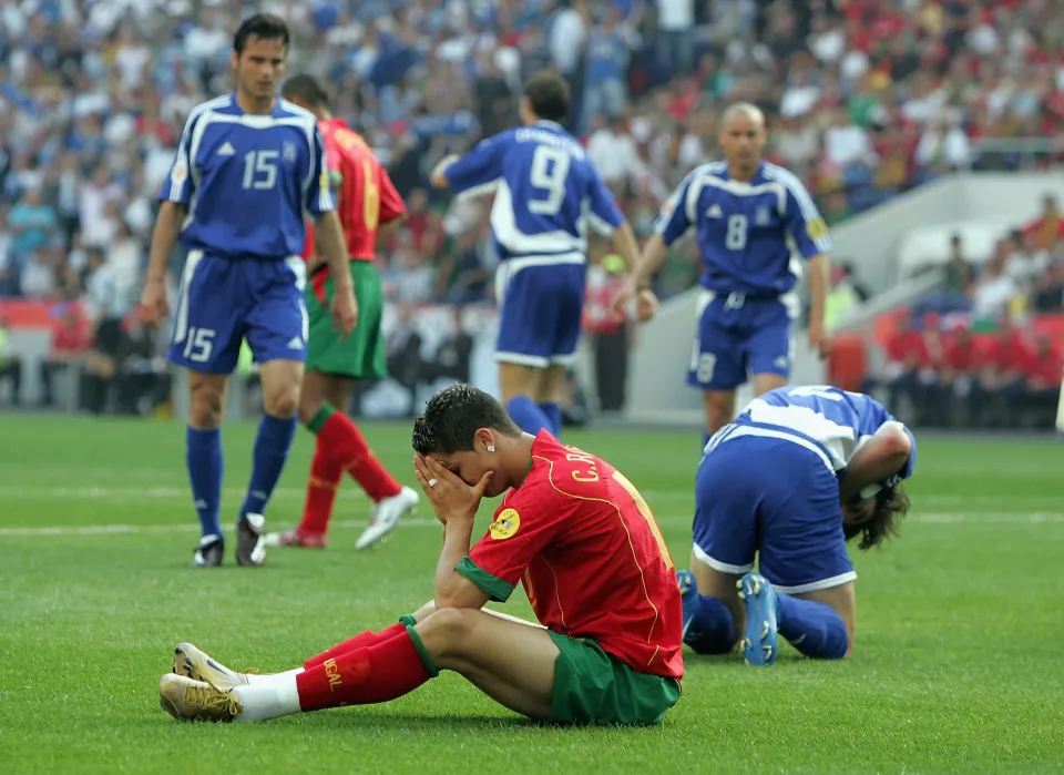 Hy Lạp đánh bại Bồ Đào Nha của Ronaldo ngay trận đấu khai mạc.