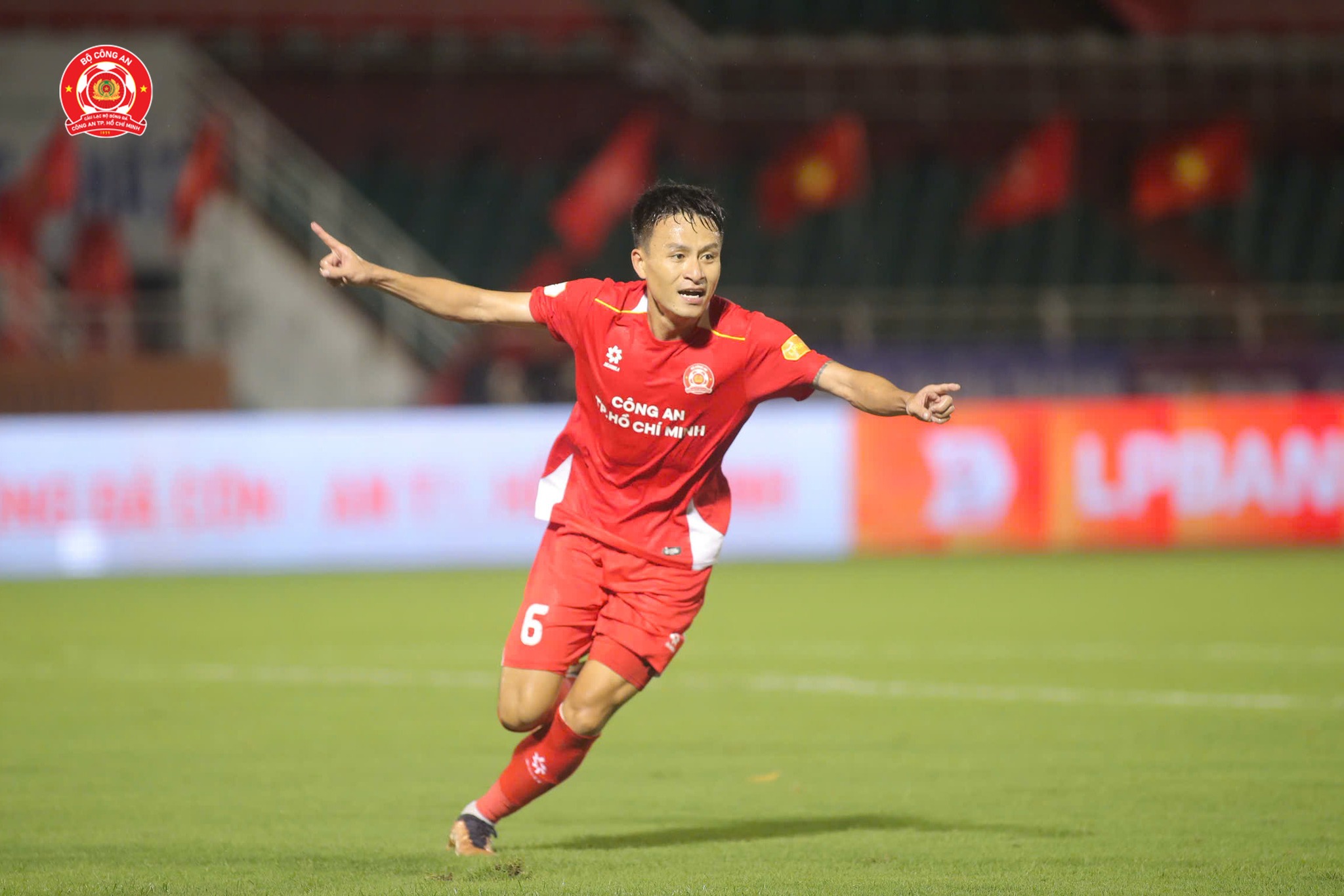 Huy Toàn ghi bàn thứ 2 vào lưới Văn Chuẩn khá dễ dàng.