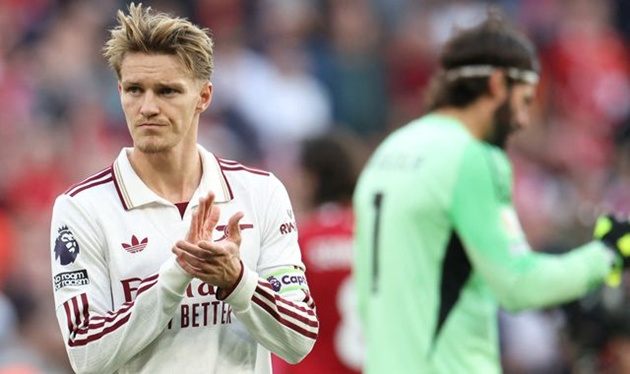 Neville chỉ trích tinh thần thi đấu của Arsenal