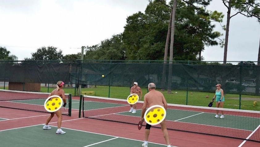 Hình ảnh người chơi pickleball khỏa thân
