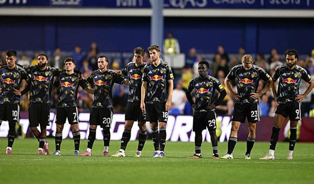 Leeds United bị loại khỏi Carabao Cup