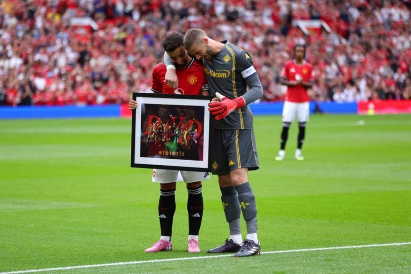 Bruno Fernandes trò chuyện với De Gea
