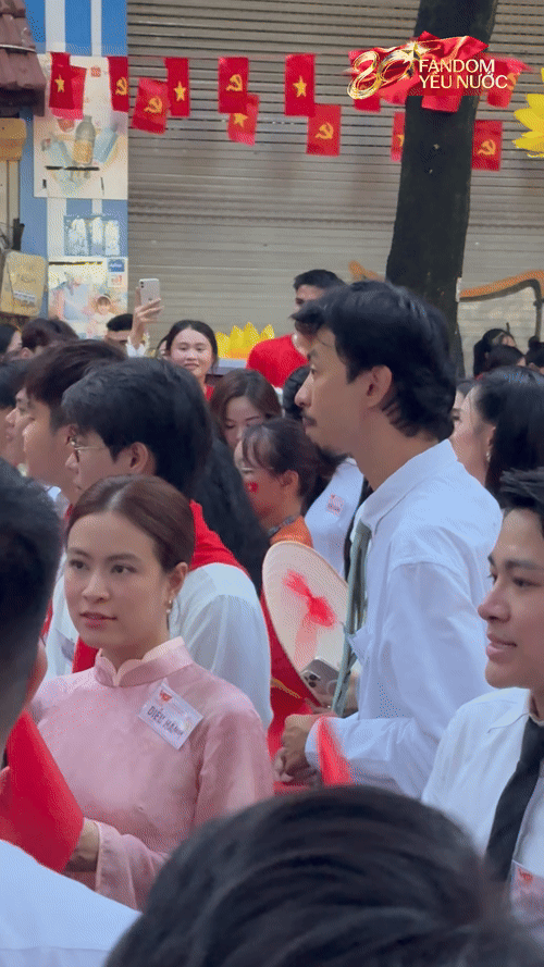 Đen Vâu và Hoàng Thùy Linh đứng sát rạt nhau nhưng ít tương tác