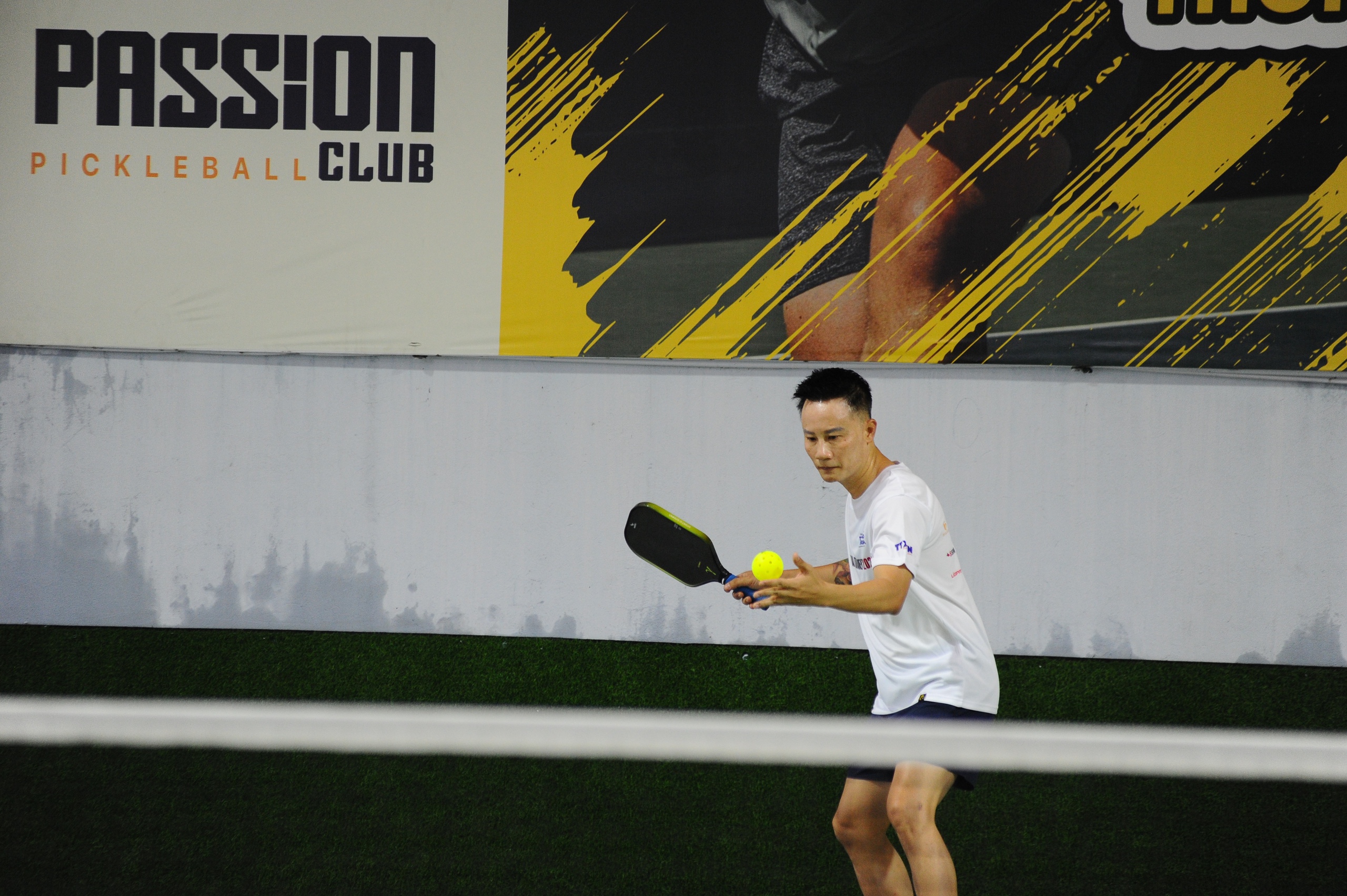 Ca sĩ Hoàng Bách trên sân pickleball.