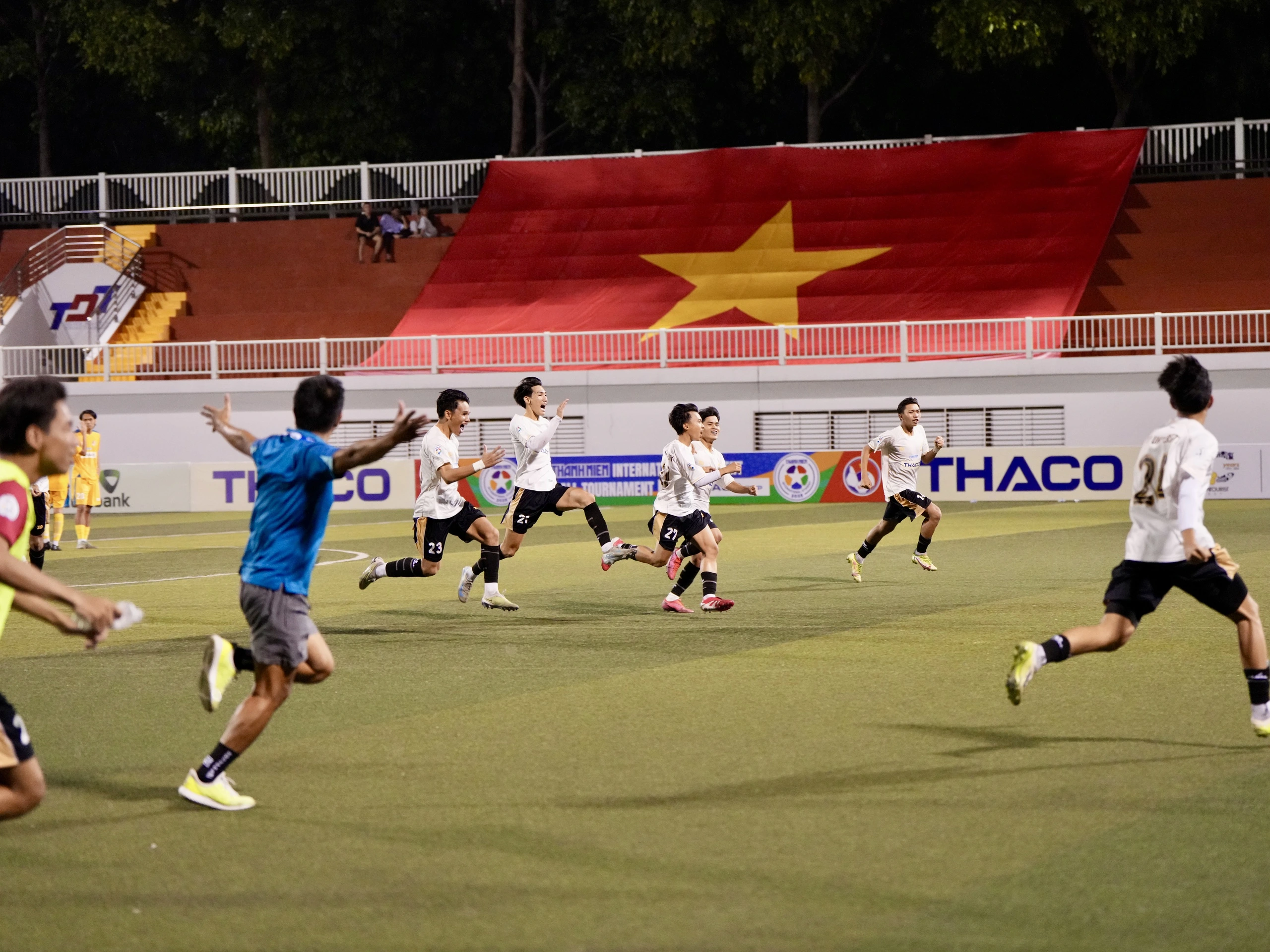 Ngày mai rời xa TP.HCM, các cầu thủ hẳn nhớ mãi những hình ảnh này- Ảnh 4.