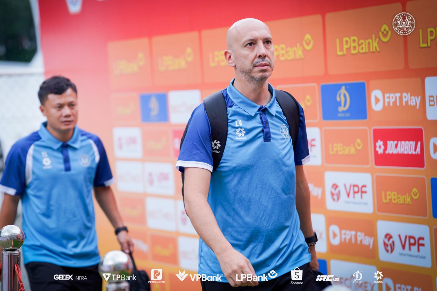 Ông Luis Filipe Viegas trốn vào phòng thay đồ để né thẻ vàng