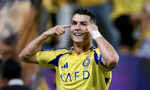 Ronaldo bên cạnh chiếc cúp vô địch