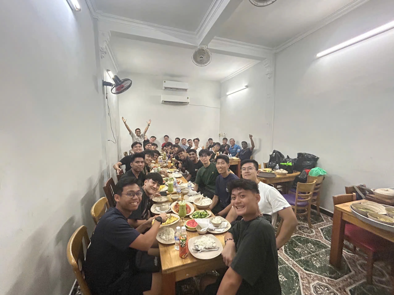 Đội Trường ĐH Công nghệ Nanyang, Singapore trong một lần đến ăn một nhà hàng chuyên phục vụ các món ăn của người Hồi giáo tại quận 1, TP.HCM