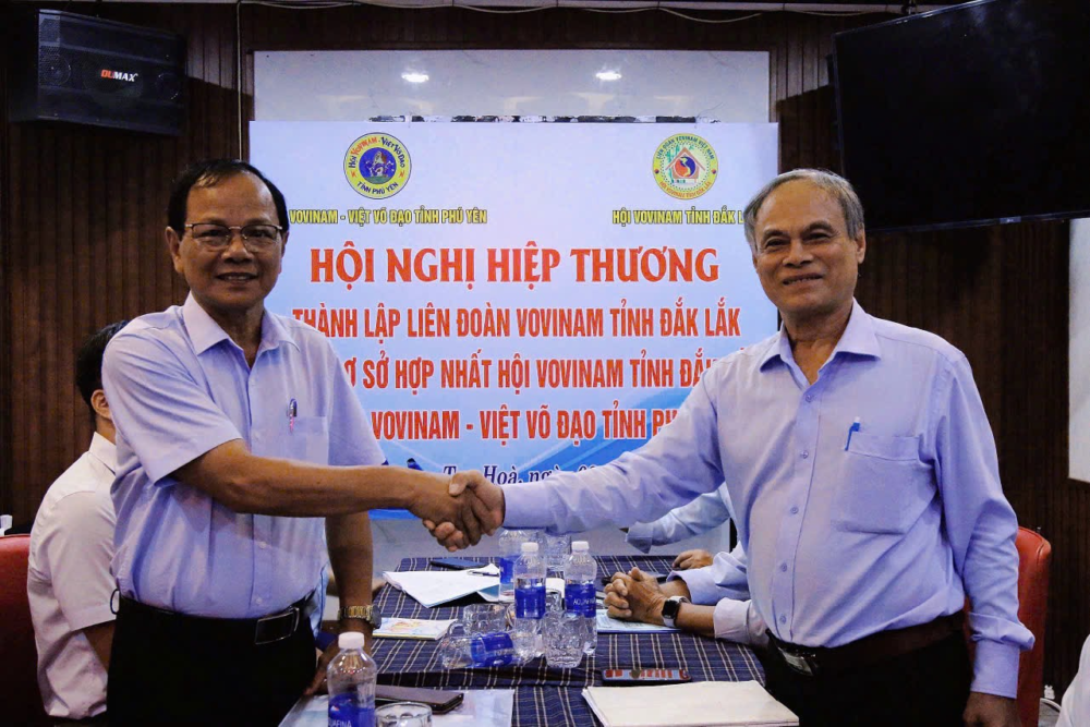 Hình ảnh Võ sư Đàng Năng Hảo và Võ sư Nguyễn Quý chụp ảnh lưu niệm