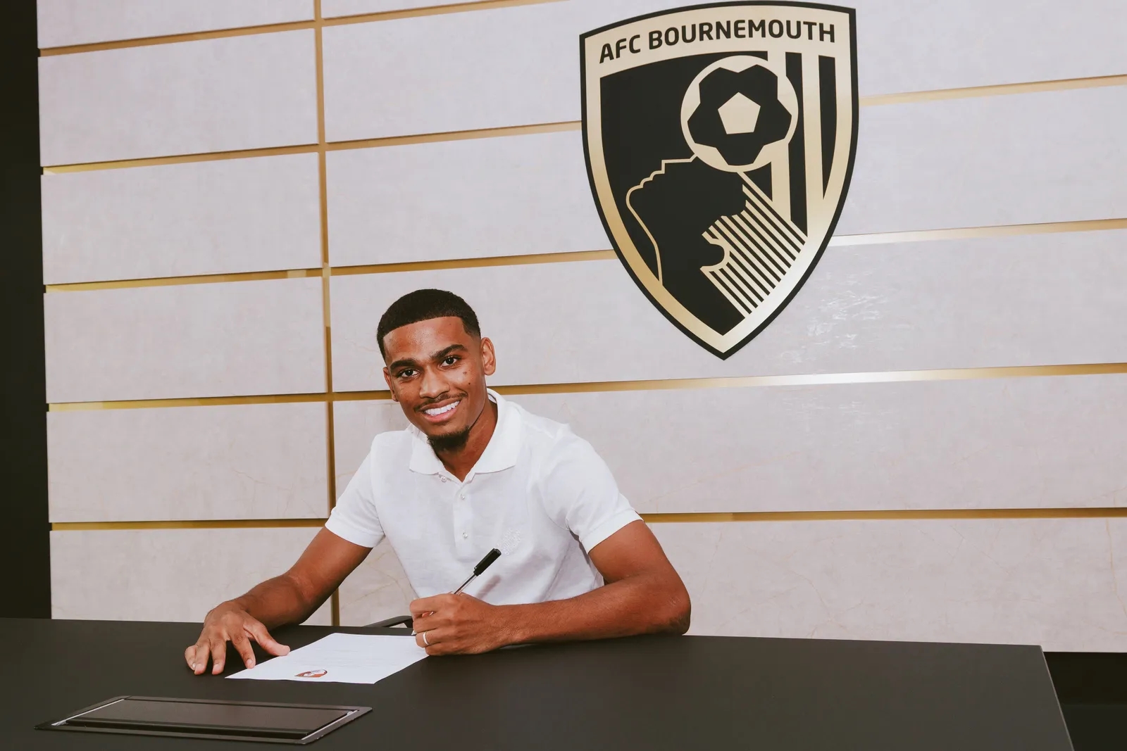 Amine Adli thi đấu cho Bournemouth