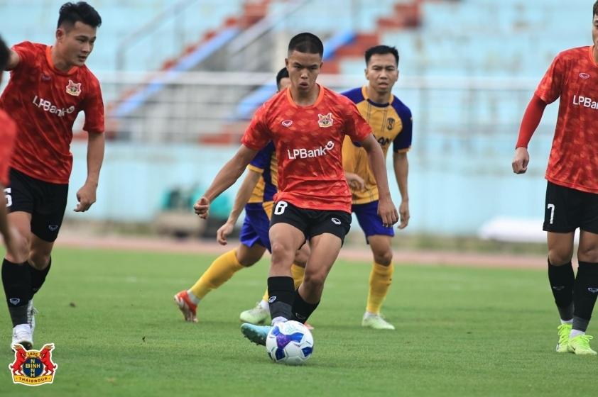 Chung Nguyen Do đá tiền vệ trung tâm