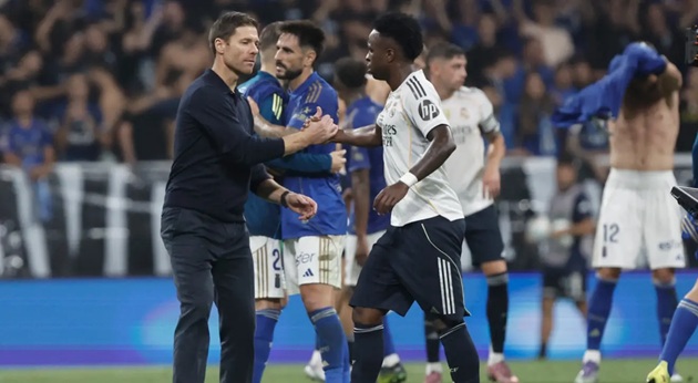 Xabi Alonso chỉ đạo trên sân